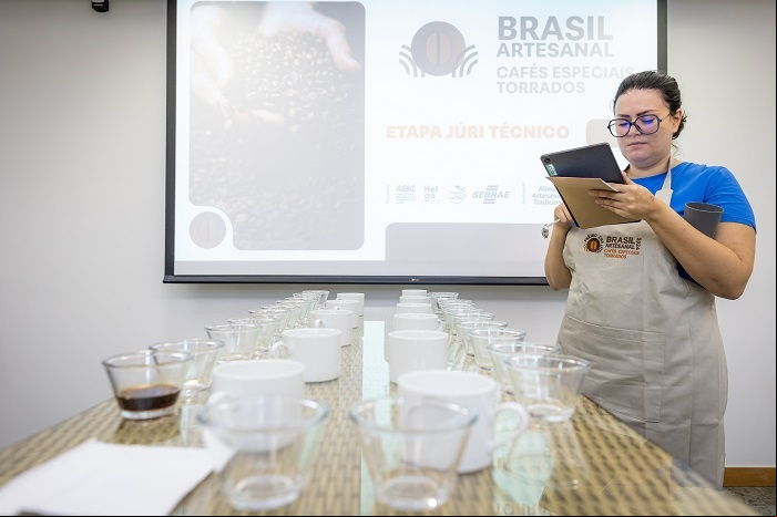 A consultora Helga Andrade durante avaliação técnica