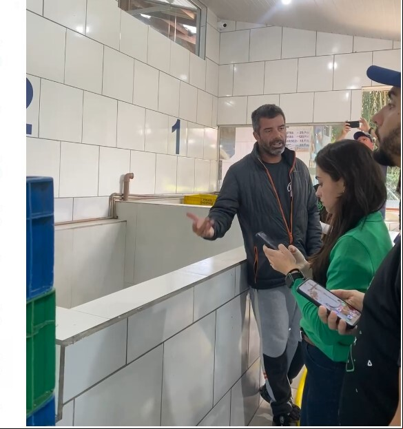 Grupo recebe informações sobre a produção de ostras.