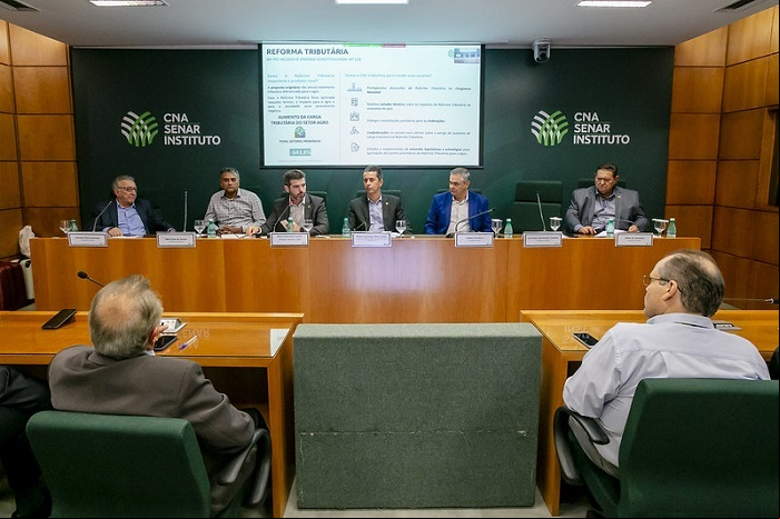 Bruno Lucchi, diretor técnico, durante reunião