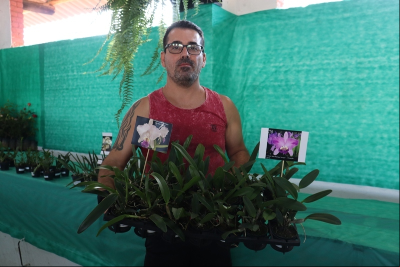 Ralf produz mudas de orquideas