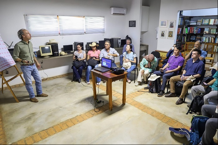 Comitiva em visita a propriedade