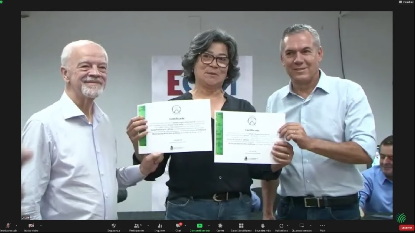 Helena recebe o Certificado do Selo Queijo Artesanal. Helena recebe o Certificado do Selo Queijo Artesanal.
