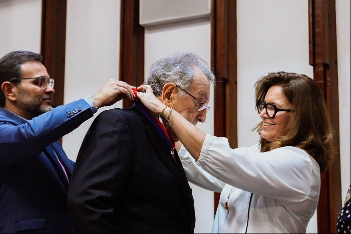 João Martins recebe a medalha dos filhos