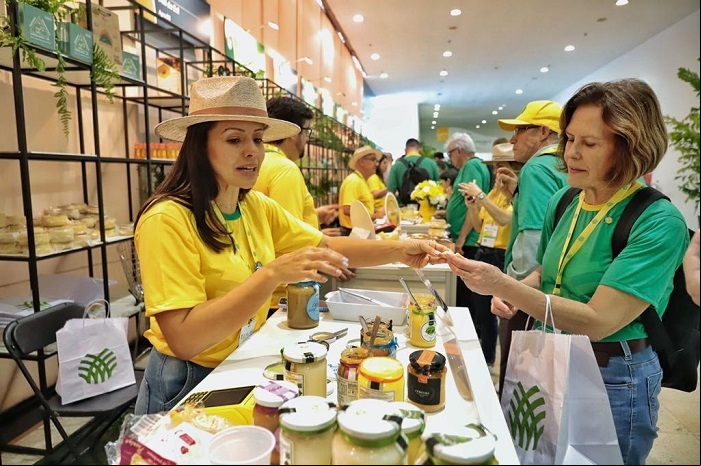 Produtores visitam feira de alimentos artesanais e tradicionais