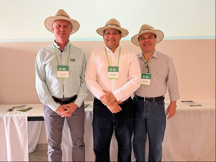 Rafael Costa (ao centro) com Renato Laguardia de Oliveira, vice-presidente da Faemg, e Celso Furtado Júnior, superintendente do Senar Minas.